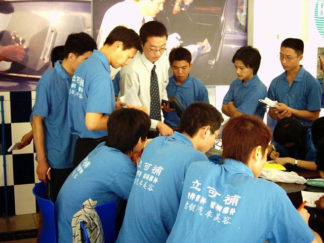 2004年陳至璿在廣州培訓玻璃修補種子團隊