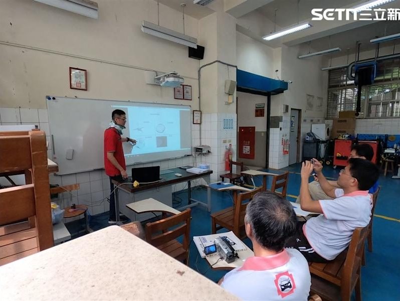 陳至璿受新北市立高級中學邀請開班授課，講解汽車玻璃修補
